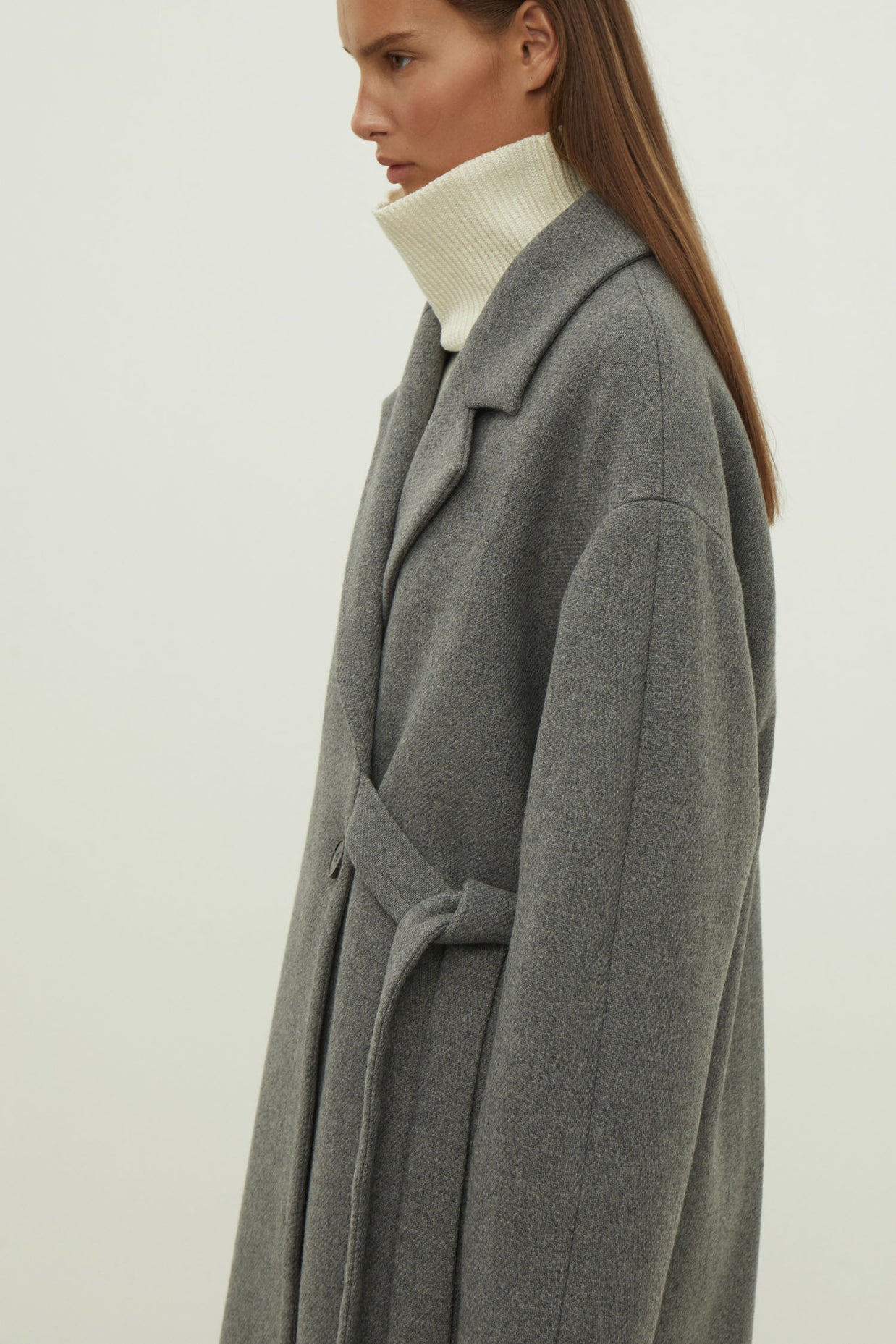 The straight-cut coat in black color