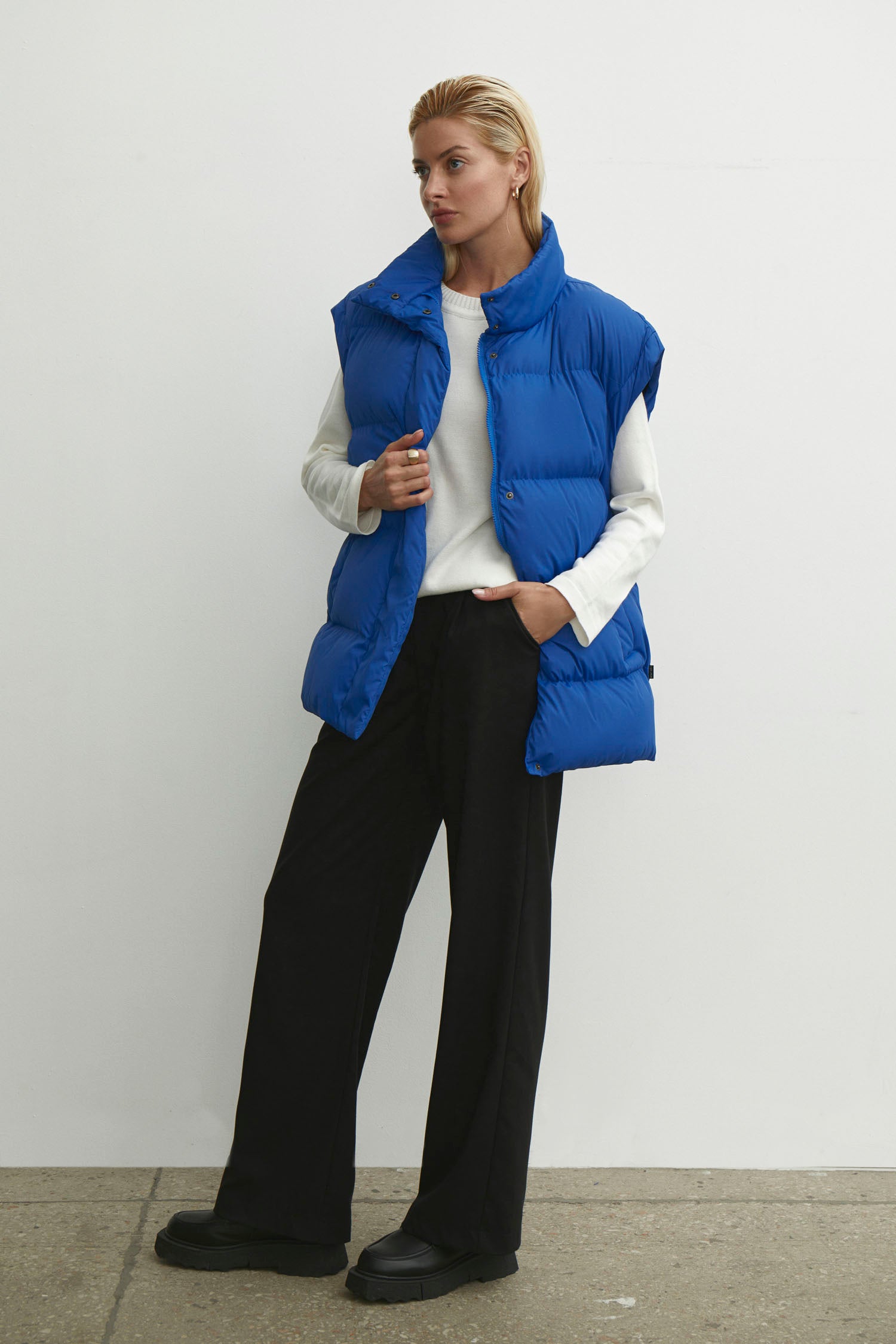 Oversized quilted vest in blue