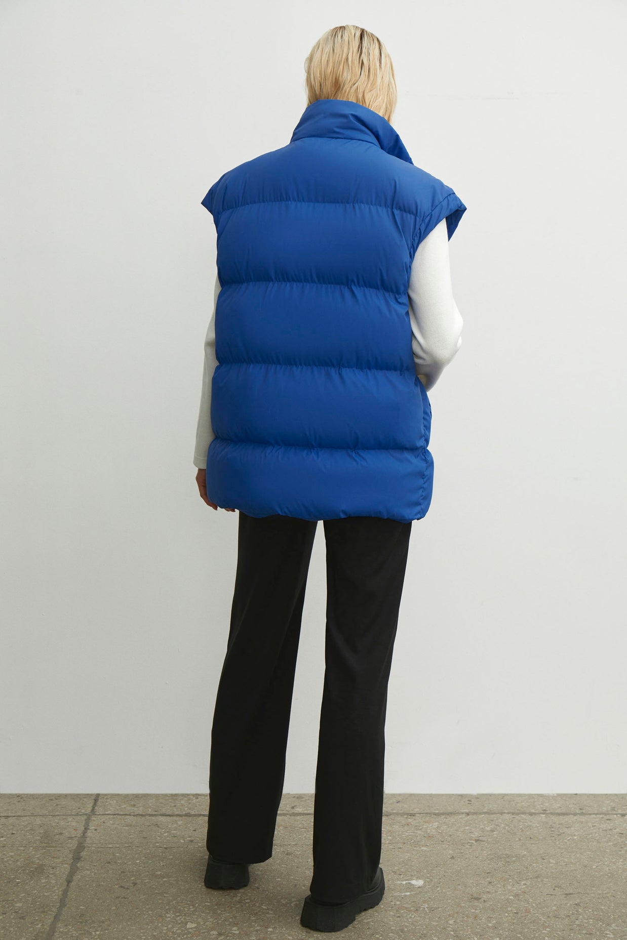 Oversized quilted vest in blue