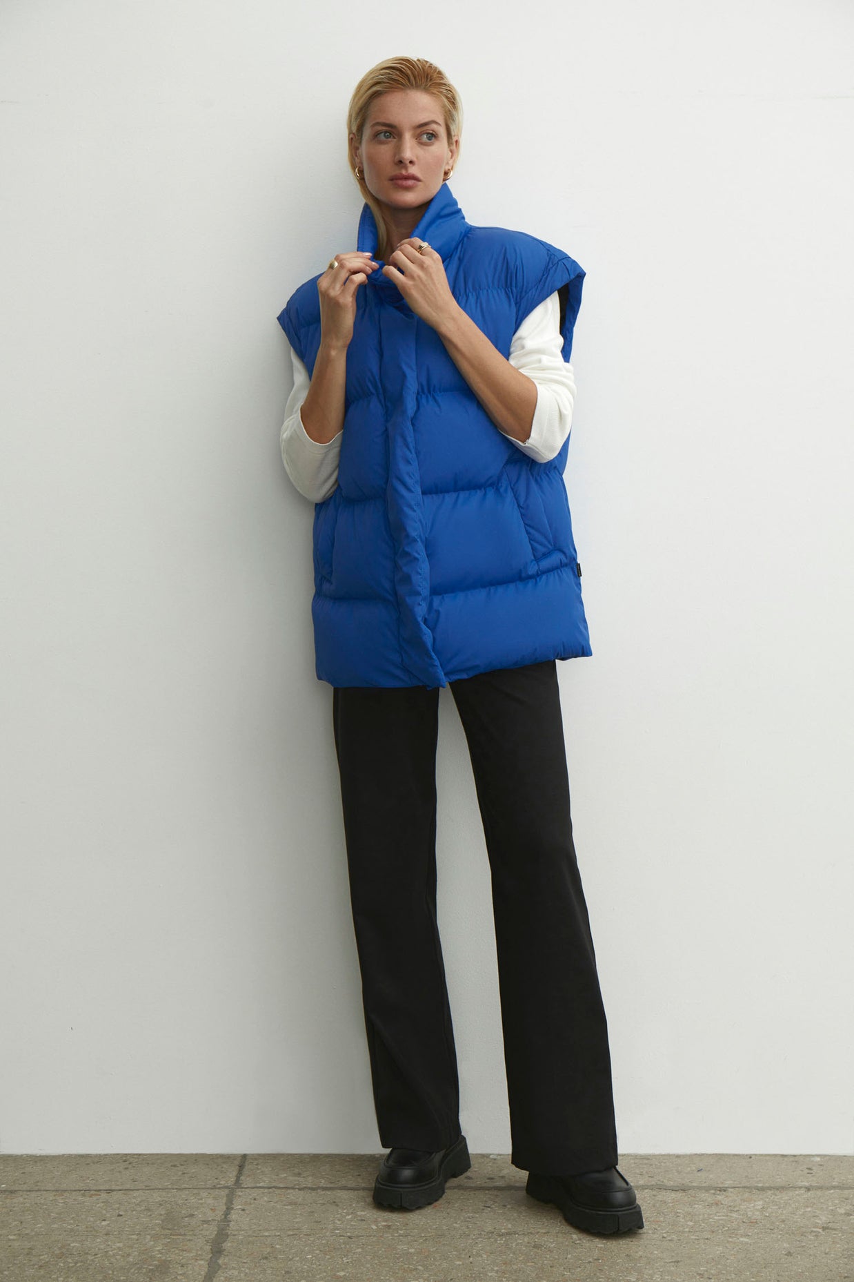 Oversized quilted vest in blue