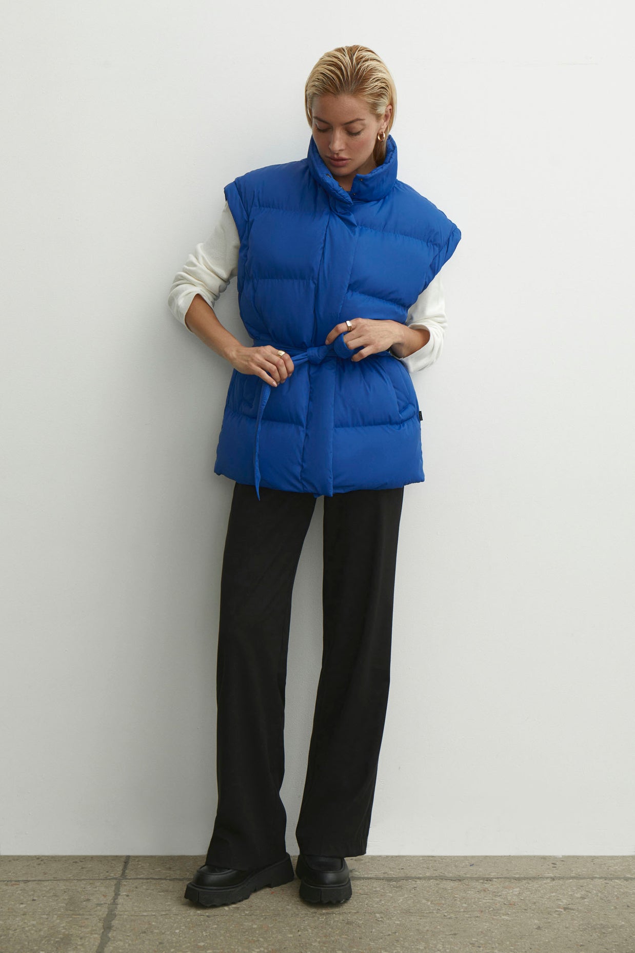 Oversized quilted vest in blue