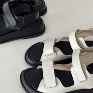 Leather sandals with buckles