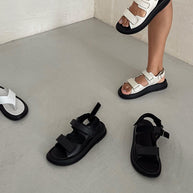 Leather sandals with buckles
