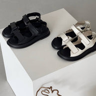 Leather sandals with buckles