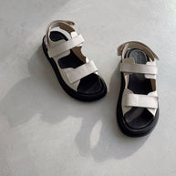 Leather sandals with buckles