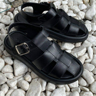 Leather sandals in fisherman style