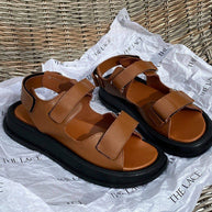 Leather sandals with buckles