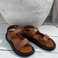 Leather sandals with buckles