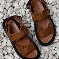 Leather sandals with buckles