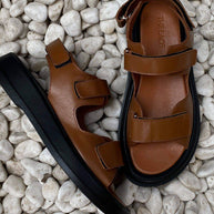 Leather sandals with buckles