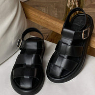Leather sandals in fisherman style