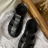 Leather sandals in fisherman style