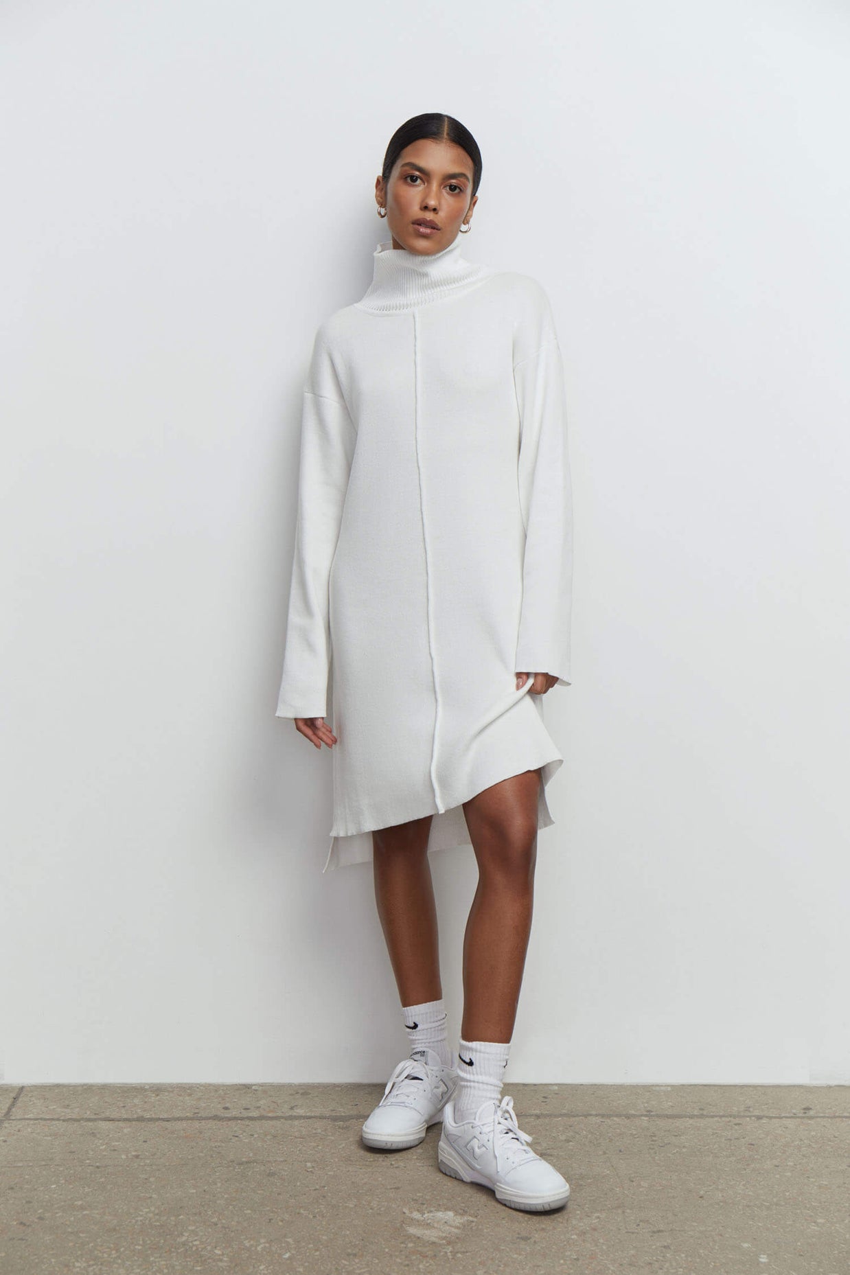Knitted mini dress with stitch