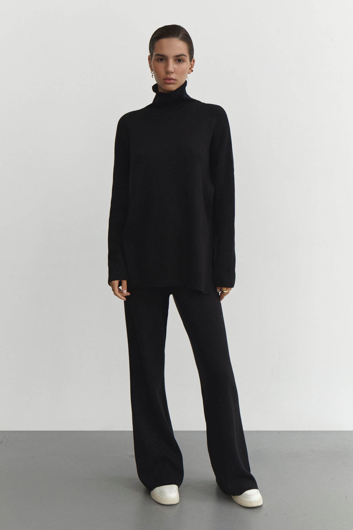 Knitted sweater in navy blue/black