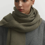 Wool mix scarf in olive/milk